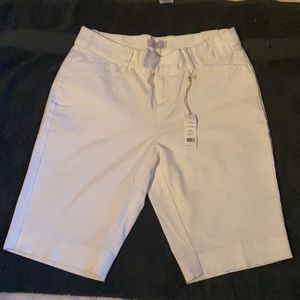 NWT DOCKERS Size 4 Bermuda Shorts Tag Color Paper White Two Way Stretch $44